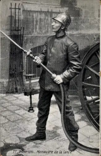 Ak Feuerwehr, Feuerwehrmann mit Wasserschlauch