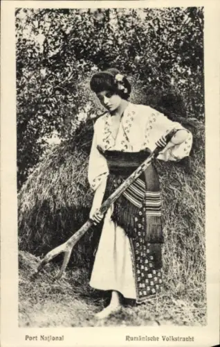 Ak Junge Frau in rumänischer Volkstracht, Auf dem Bauernhof