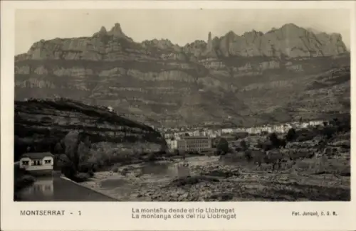 Ak Montserrat Katalonien, Berglandschaft, Fluss Llobregat, Ort im Tal, Schwarz-Weiß-Foto