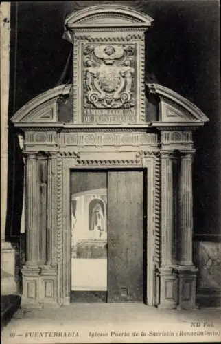 Ak Hondarribia Fuenterrabia Baskenland, Wappen der Stadt  Eingang zur Sakristei, Renaissance-Stil