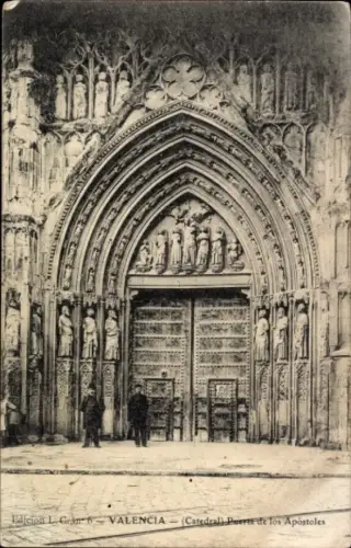 Ak Valencia Stadt Spanien, Kathedrale  Puerta de los Apóstoles, zwei Personen,  Architektur