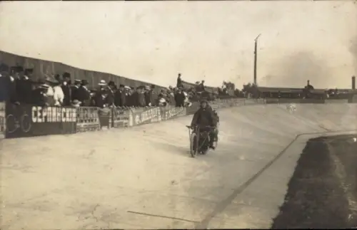 Foto Ak Radrennbahn in Russland? Bahnradfahrer mit Schrittmacher-Motorrad, Zuschauer