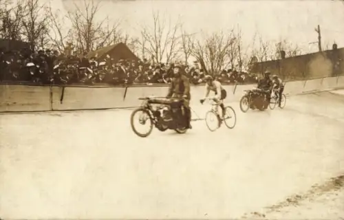 Foto Ak Radrennbahn, Bahnradfahrer mit Schrittmacher-Motorrad, Zuschauer