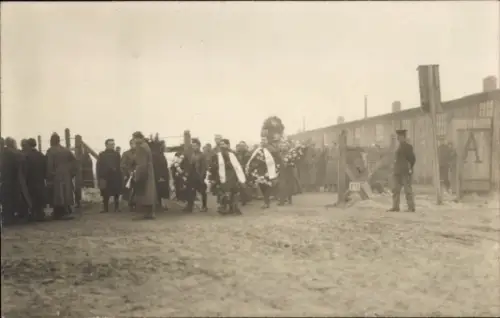 Foto Ak Frankfurt an der Oder, Kriegsgefangenenlager, Begräbnis