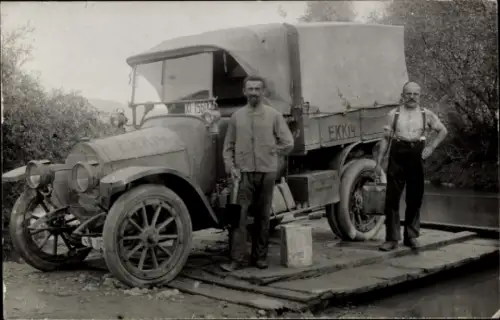 Foto Ak Zwei Männer mit einem Lieferwagen mit Segeltuchdach, EKK 14, Hans