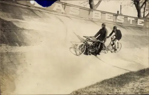 Foto Ak Radrennfahrer auf einer Radrennbahn, Schrittmacher, Motorrad, Reklamebanner Das Beste