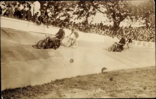Foto Ak Radrennfahrer auf einer Radrennbahn, Schrittmacher, Motorräder, Zuschauer, Mühlenbad 34