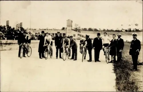 Foto Ak Radrennfahrer auf einer Radrennbahn vor dem Start