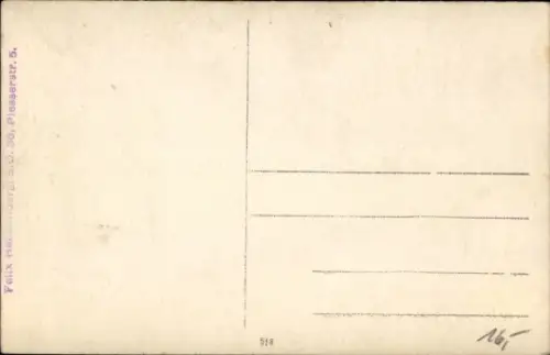 Foto Ak Radrennfahrer auf einer Radrennbahn vor dem Start