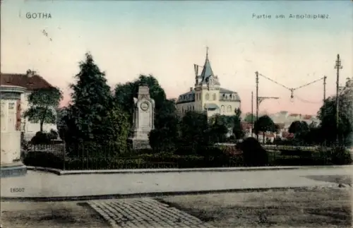 Ak Gotha in Thüringen, Farbige Ansicht von Arnoldiplatz, Gebäude im Hintergrund, Bäume, Monument
