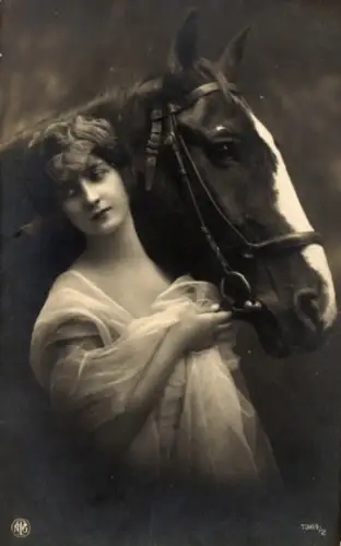 Ak Junge Frau mit Pferd, Portrait