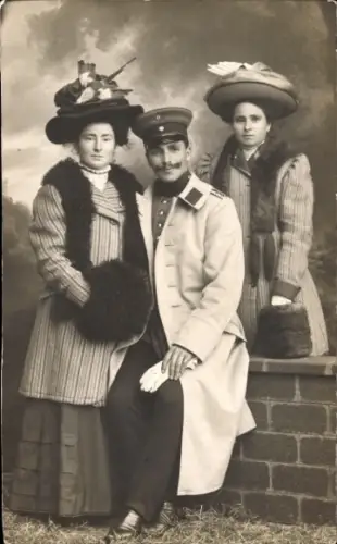 Ak Französischer Soldat mit zwei Frauen, Portrait