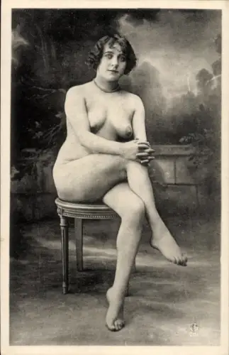 Foto Ak Nackte Frau posierend, Busen, Beine, sitzend