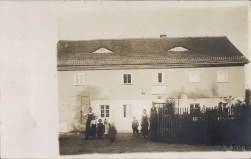 Foto Ak Bischofswerda in Sachsen, Gruppe vor einem Wohnhaus, Kinder