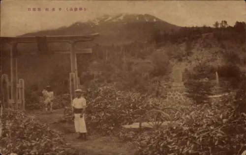 Ak Nikko Präfektur Tochigi Japan, Berglandschaft, Torii, zwei Personen, Wagen, Teepflanzen
