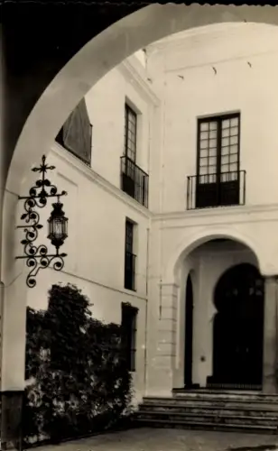 Ak Sevilla Andalusien, Innenhof, Pflanzen, Laterne, Fenster, Sevilla