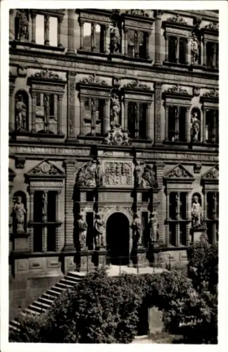 Ak Heidelberg am Neckar, Schloss Ott-Heinrichsbau,  Schwarz-Weiß-Foto, Statuen, Treppe