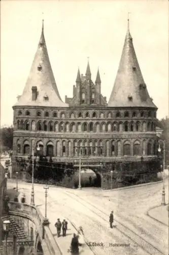 Ak Hansestadt Lübeck, Holstentor,   Architektur, Menschen auf der Straße