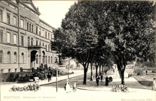 Ak Hansestadt Rostock,  Wallstraße, Gymnasium, Bäume, Spaziergänger
