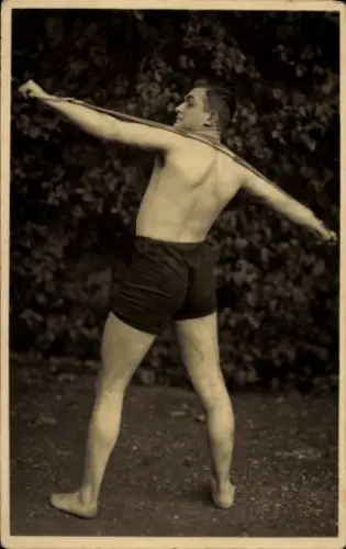 Foto Ak Mann, Sportler, Dehnübungen