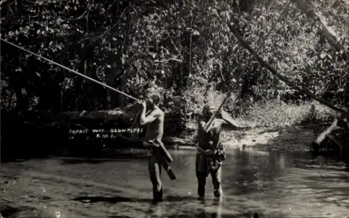 Foto Ak Asien, Zwei Männer im Wasser, Jagd