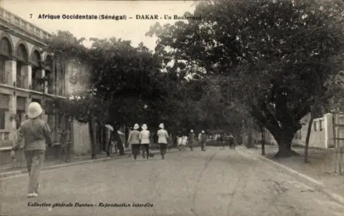 Ak Dakar Senegal, Boulevard in  Senegal, Menschen, Bäume,  Atmosphäre