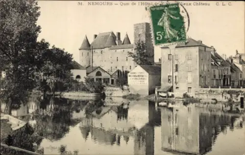 Ak Nemours Seine-et-Marne, Vieux Château, Quai de l'Hôtel, ruhige Wasseroberfläche