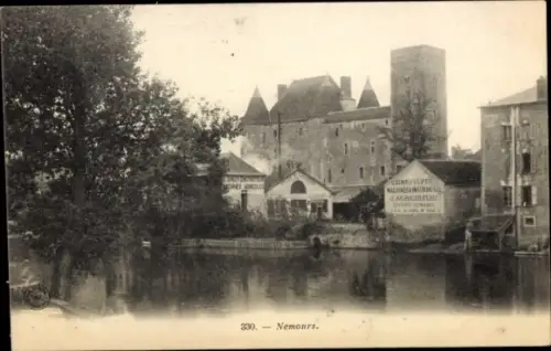 Ak Nemours Seine-et-Marne, Blick auf das Schloss, Fluss, Schornstein, Werbetafel für landwirtscha