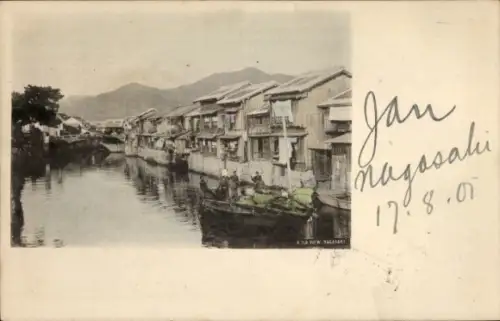 Ak Nagasaki Präfektur Nagasaki Japan, Flusslandschaft, Häuser am Wasser, Personen auf einem Boot,