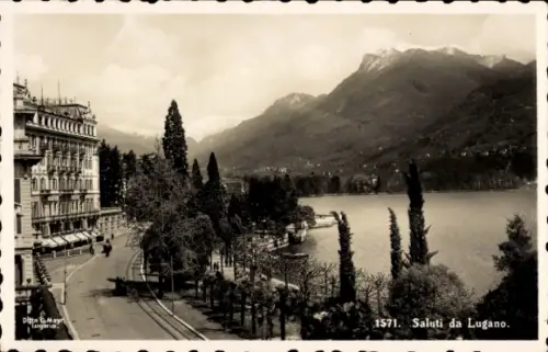 Ak Lugano Kanton Tessin Schweiz, Landschaft mit See, Bergen, Bäumen, Straße, 