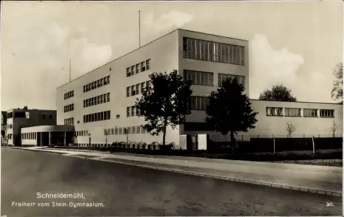 Ak Piła Schneidemühl Pommern, Straßenpartie am Freiherr vom Stein Gymnasium