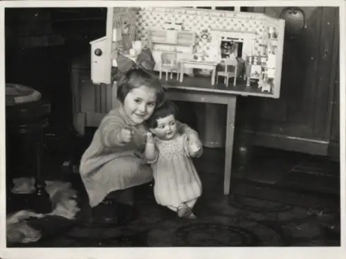 Foto Kleines Mädchen mit Puppe und Puppenstube, Traudle, Weihnachten 1935