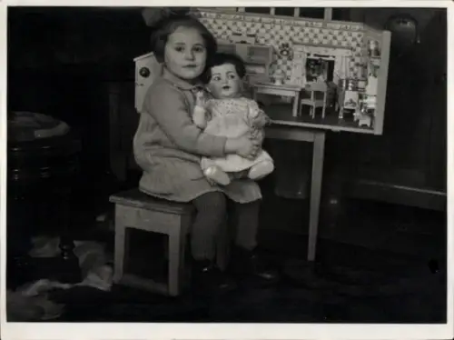 Foto Kleines Mädchen mit Puppe und Puppenstube, Traudel, Portrait