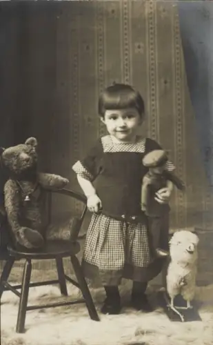 Foto Ak Kleines Kind, Portrait mit Spielzeug, Teddy