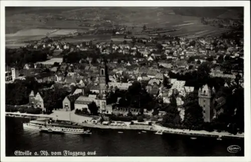 Ak Eltville am Rhein Hessen, Luftaufnahme von Eltville, Rheinschiff, Häuser am Hang