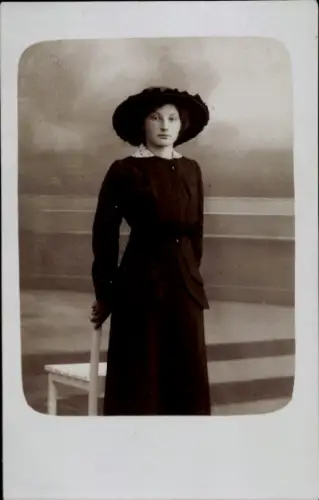 Foto Ak Junge Frau mit Hut, Portrait