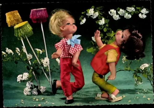 Ak Puppen, Zwei Mädchen, Blumen