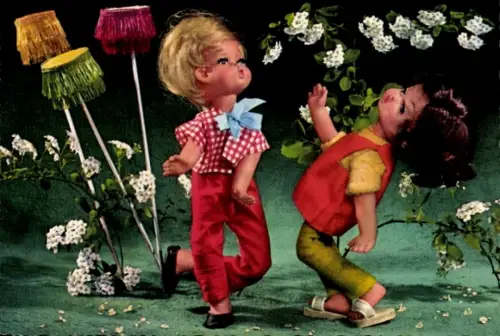 Ak Puppen, Zwei Mädchen, Blumen