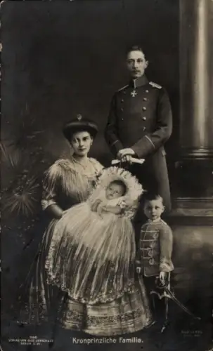 Ak Kronprinzliche Familie, Kronprinz Wilhelm und Kronprinzessin Cecilie mit Kindern