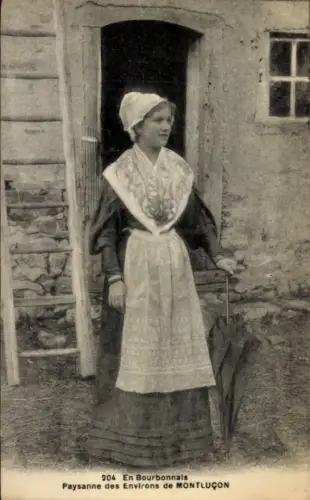 Ak Montluçon Allier, Frau in Tracht, Wohnhaus