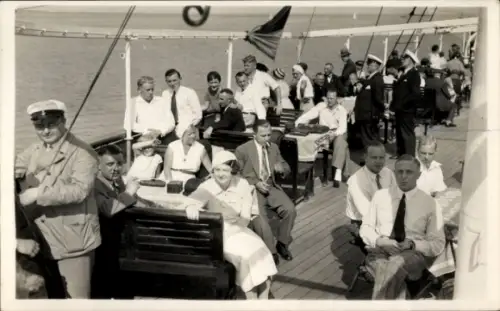 Foto Ak Menschen an Bord eines Dampfers, Tische, Kapitän