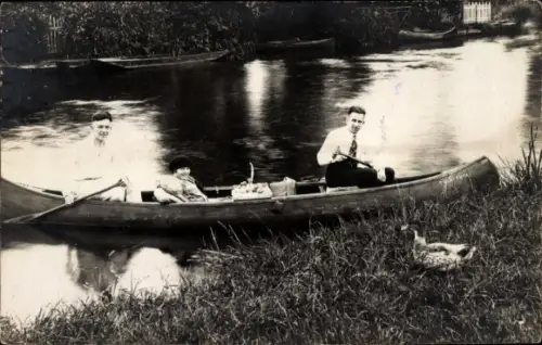 Foto Ak Zwei Männer im Ruderboot