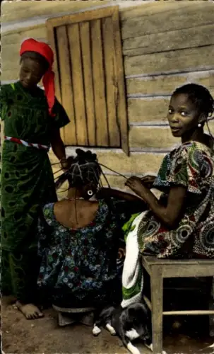 CPA Afrique en Couleurs, Femmes se coiffant