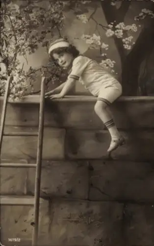 Ak Frohe Pfingsten, Kind auf einer Mauer, Leiter, blühender Baum