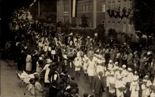 Foto Ak Bischofswerda in Sachsen, kostümierte Kinder im Festzug, Köche, Zuschauer, Kinderwagen