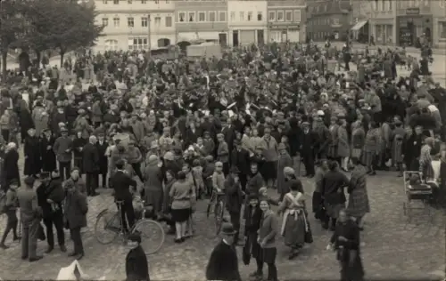 Foto Ak Bischofswerda, Menschenmenge auf dem Marktplatz, Musiker, Fest
