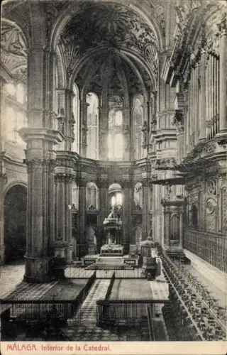 Ak Málaga Andalusien Spanien, MALAGA, Innenansicht der Kathedrale, hohe Säulen, kunstvolle Detail