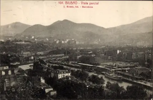 Ak Bilbao Baskenland, Blick auf  Berge im Hintergrund, Fluss, Schiffe, Stadtansicht