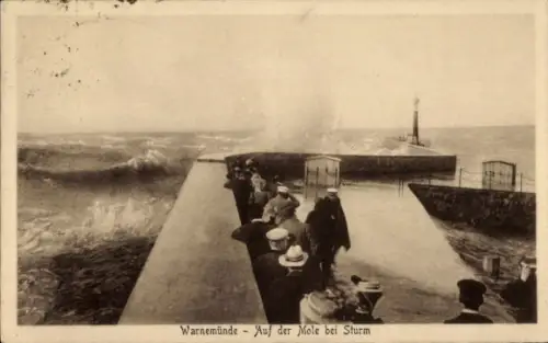 Ak Ostseebad Warnemünde Rostock,  Mole bei Sturm, Wellen, Menschen auf der Mole