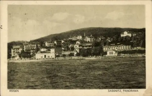 Ak Sassnitz auf Rügen, Panoramablick auf  Rügen, Küstenansicht, Berge im Hintergrund
